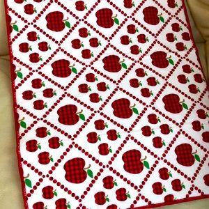 Two dish towels, two dish cloths , one dish mat to air dry Very cute Apple print